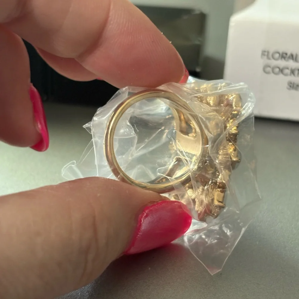 Avon Floral Clusters Cocktail Ring size 8 NIB